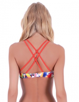 modelo de espalda con bikini peto cuello alto tirantes cruzado