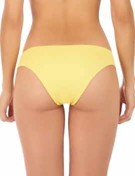 Modelo de espalda luciendo calzon de bikini con calados laterales