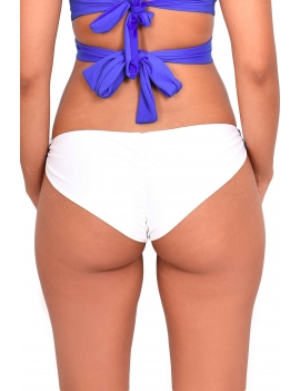 Modelo de espalda con calzon de bikini clasico estampado